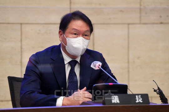 최태원 대한상공회의소 회장이 지난 24일 서울 세종대로 대한상공회의소에서 열린 대한상의 회장단 의원총회에 참석해 회의를 주재하고 있다. 이슬기기자 9904sul@